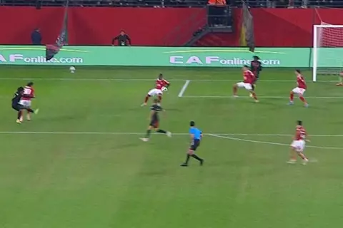 "حالة مركبة".. الحكم يخالف قانون اللعبة "مرتين" في ركلة جزاء الجيش الملكي ضد الأهلي (مستند)